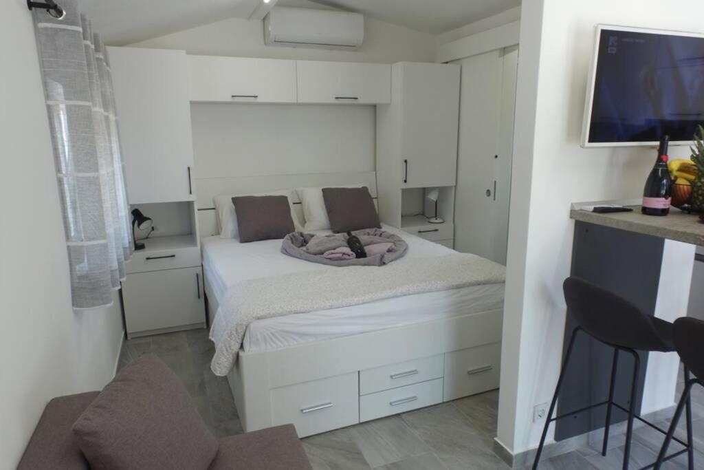 Apartment In Park Forest Soline Near The Sea 프예스차나 우발라 외부 사진