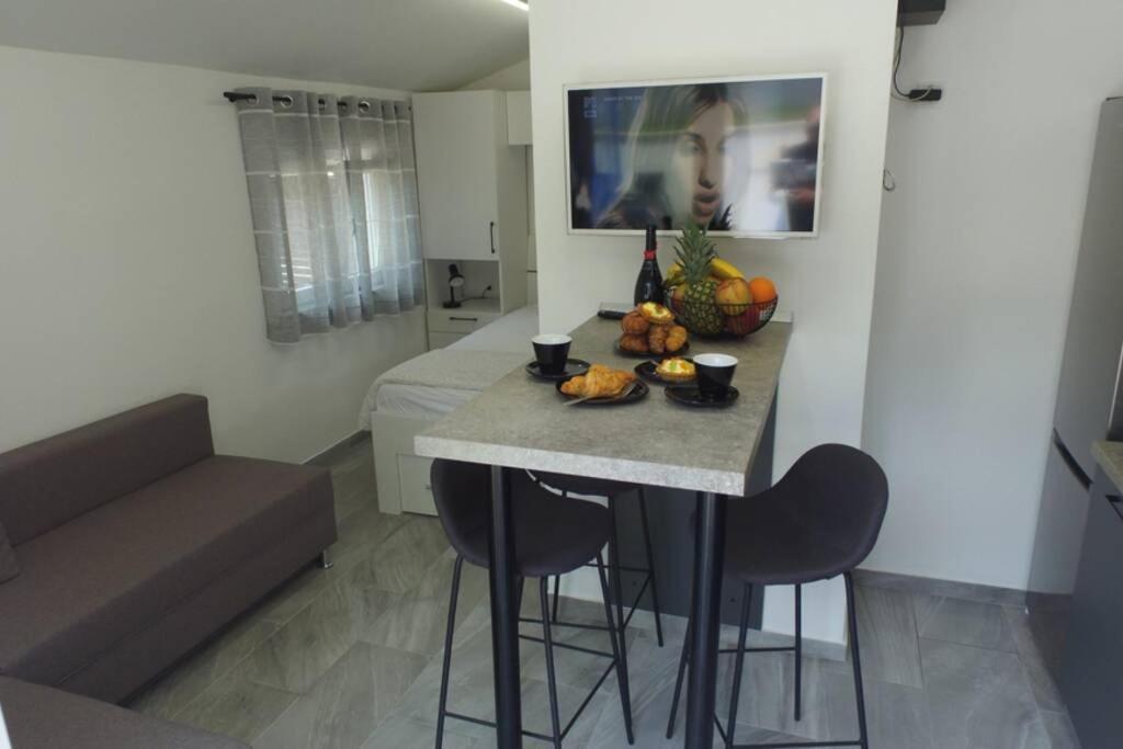 Apartment In Park Forest Soline Near The Sea 프예스차나 우발라 외부 사진